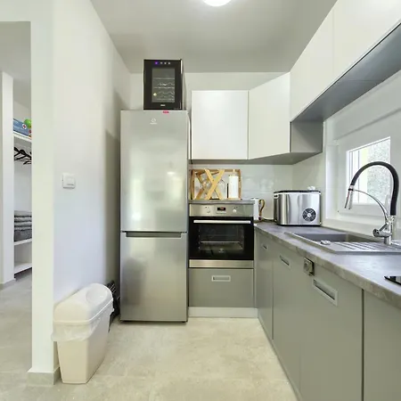 Nyaraló Gabi With Heated Pool Božava