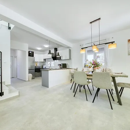 Nyaraló Gabi With Heated Pool Božava