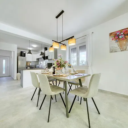 Gabi With Heated Pool Božava