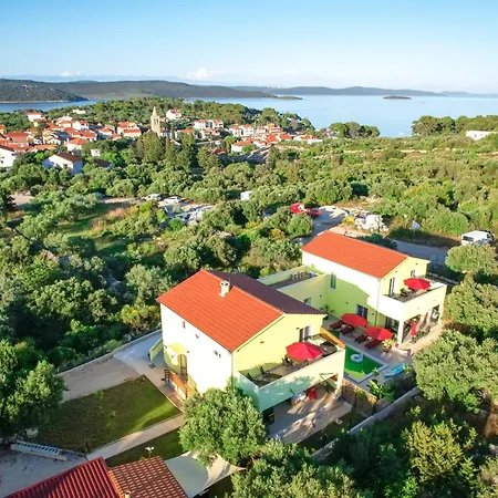 Casa vacanze Gabi With Heated Pool Božava