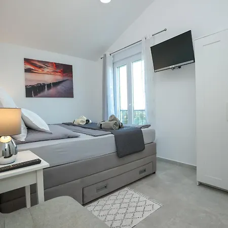 Gabi With Heated Pool Nyaraló *