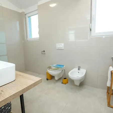 Gabi With Heated Pool Nyaraló *