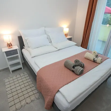 Gabi With Heated Pool Nyaraló