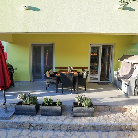 Gabi With Heated Pool Božava