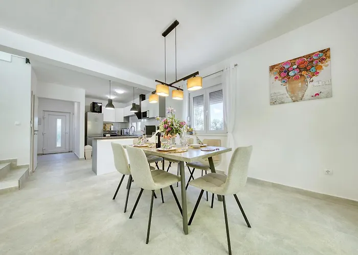 Gabi With Heated Pool Božava