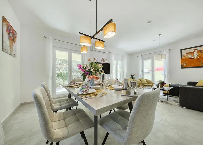 Gabi With Heated Pool Božava