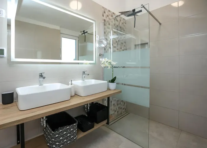 Gabi With Heated Pool * Božava