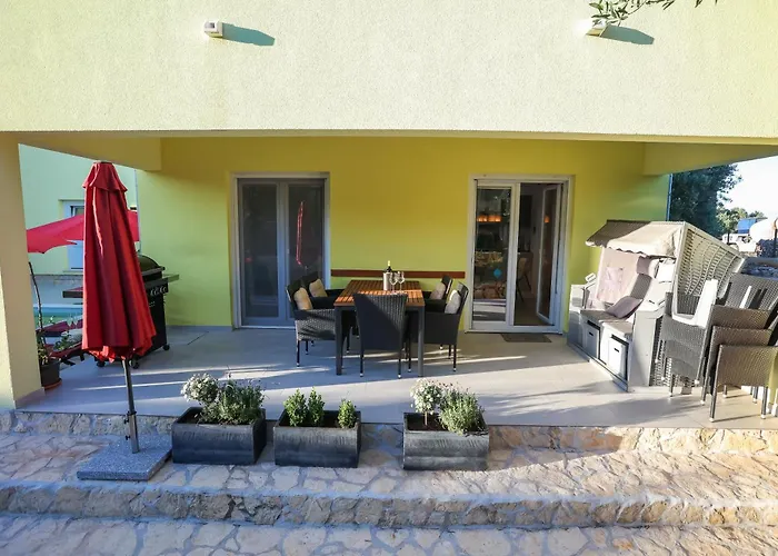 Gabi With Heated Pool Božava