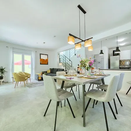 Gabi With Heated Pool * Božava