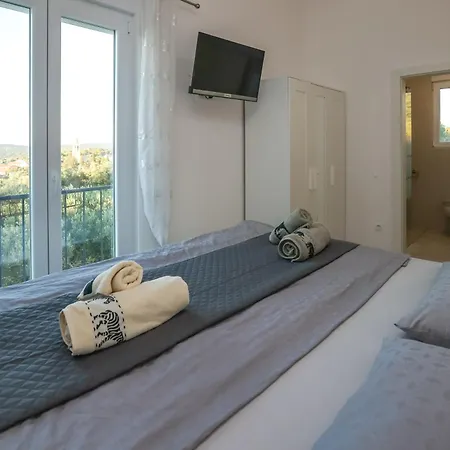 Gabi With Heated Pool 別荘 Božava