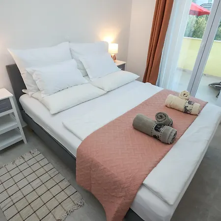 Gabi With Heated Pool 別荘