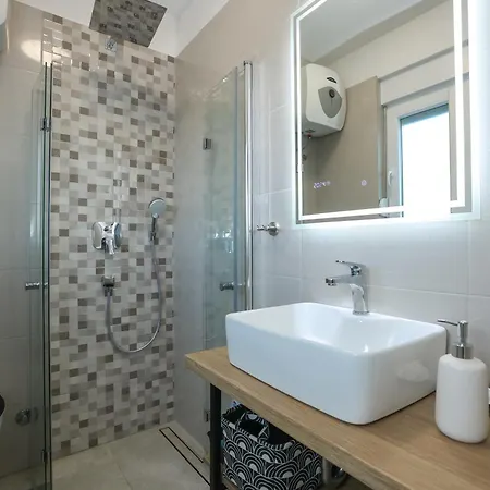 Gabi With Heated Pool 別荘 Božava